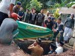 Pemakaman-Siti-Munawaroh-di-Jatinangor-Sumedang-Diiringi-Isak-Tangis-Keluarga.jpg