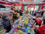 Pembeli-saat-berbelanja-perlengkapan-sekolah-di-Toko-Buku-Salemba-Indramayuv.jpg