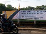 Pengendara-motor-melintas-diatas-di-depan-Spanduk-Kritikan-terhadap-Gubernur-Jabarr.jpg