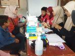 Pengungsi-korban-longsor-Cipongkor-saat-berobat-ke-posko-kesehatanm.jpg