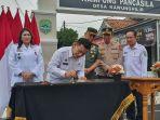 Penjabat-Bupati-Majalengka-Dedi-Supandi-saat-menandatangani-prasastiw.jpg