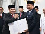 Penjabat-Gubernur-Jabar-Bey-Machmudin-kanan-saat-menyerahkan-SK-perpanjanganw.jpg