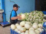 Penjual-Timun-Suri-di-Kadugede-Kuningan.jpg