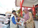 Penyaluran-zakat-profesi-dari-pekerja-Pertamina-RU-VI-Balongan-kepadaa.jpg