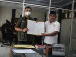 Penyerahan-berkas-PAW-dari-Ketua-KPU-ke-Pimpinan-DPRD-Kuningan.jpg