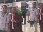 Petugas-Cleaning-Service-yang-temukan-dompet-Hotman-Parisd.jpg
