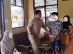 Petugas-Polres-Tasikmalaya-membawa-pemuda-asal-Bantarkalong-untuk-dilakukan-pemeriksaaNN.jpg