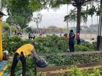 Petugas-membersihkan-sisa-potongan-pohon-tumbang-akibat-angin-puting-beliungS.jpg