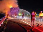 Petugas-saat-memadamkan-api-yang-membakar-Bus-Putra-Remaja-Sentosa-jurusance.jpg