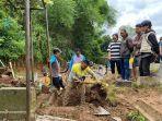 Petugas-saat-membongkar-makam-di-TMP-Cikutra-untuk-dievakuasiF.jpg