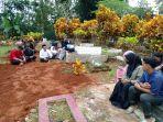 Pihak-keluarga-berdoa-di-makam-almarhumah-Nurasiaha.jpg