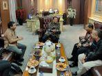 Pimpinan-Redaksi-Tribun-Jabar-dan-Bupati-Majalengka-Karna-Sobahi-2172023-1.jpg