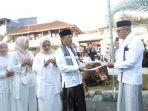 Pj-Bupati-Kuningan-H-Iip-Hidajat-saat-memberikan-hewas.jpg