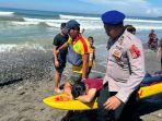 Polisi-bersama-tim-SAR-gabungan-saat-mengevakuasi-wisatawan-yang-terseret-ombakS.jpg