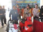Polisi-nenunjukan-barang-bukti-dan-pelaku-begalqq.jpg