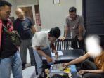 Polisi-saat-menginterogasi-penjual-OKT-di-Bandung-Barats.jpg