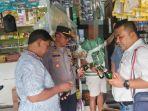 Polisi-saat-merazia-puluhan-botol-mirasS.jpg