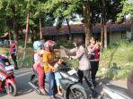 Polres-Indramayu-membagikan-takjil-gratis-di-Jalan-Rayas.jpg