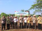 Polres-Indramayu-saat-melakukan-kegiatan-penanaman-jagung-di-lahan-milikS.jpg