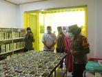 Polres-Indramayu-saat-melakukan-pengujian-food-security-di-Dapur-Satuan-PelayananSS.jpg