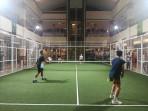 Potret-lapangan-padel-yang-ada-di-sebuah-malSS.jpg