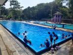 Potret-pengunjung-yang-sedang-berenang-di-Kolam-Renang-Tirta-Winaya-Ciamis-milikS.jpg
