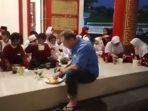 Pria-Ini-Senang-Buka-Puasa-Bareng-Anak-Yatim-di-Emperan-Masjid-Ternyata-Sosoknya-Konglomerat-Mualaf.jpg