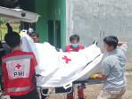 Proses-evakuasi-jenazah-seorang-pria-paruh-bayaA.jpg