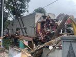 Proses-evakuasi-truk-Kontainer-mengalami-dan-menabrak-warung-makan-di-Jalan-Raya-Sukabumis.jpg
