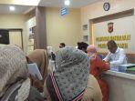 Puluhan-emak-emak-datangi-Kantor-Polres-Purwakartaa.jpg