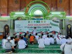 Ratusan-Massa-di-Masjid-Agung-Sumber-Cirebon-aksi-Palestina-Jumat-17112023.jpg