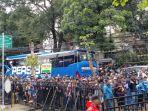 Ratusan-bobotoh-di-graha-persib-932024.jpg