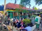 Ratusan-warga-yang-mayoritas-emak-emak-mengikuti-tradisi-Grebeg-Syawala.jpg