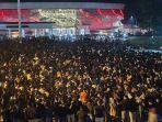 cirebon/Ribuan-orang-memadati-nobar-final-leg-kedua-Liga-1-antara-Persib-Bandungf.jpg