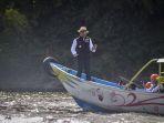 Ridwan-Kamil-berjoget-di-atas-perahu-saat-mengitari-objek-wisata-Situ-Gedee.jpg