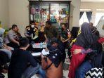 Rumah-Vendor-Tabungan-Paket-Lebaran-di-Bandung-Barat-Digeruduk-Emak-Emak.jpg