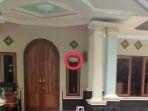 Rumah-rumah-mewah-yang-ditempeli-stiker-keluarga-miskin-penerima-bansos-di-Indramayub.jpg