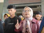 Saka-Tatal-bersama-tim-kuasa-hukumnya-saat-diwawancarai-di-Mapolda-Jabarf.jpg