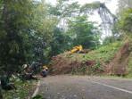 Satu-ekskavator-dikerahkan-ke-lokasi-untuk-membersihkan-material-longsorS.jpg