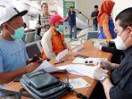 Sejumlah-kru-bus-saat-menjalani-pemeriksaan-kesehatan-di-Terminal-Tipe-A-Harjamuktii.jpg