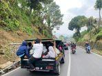 Sejumlah-mobil-bak-terbuka-pengangkut-wisatawanCC.jpg