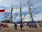 Sejumlah-pengunjung-menyerbu-openship-KRI-Dewarucisas.jpg