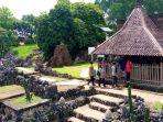 Sejumlah-pengunjung-saat-berwisata-di-Goa-Sunyaragi-Jalan-Brigjen-Dharsonop.jpg