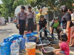 Sejumlah-petugas-Polres-Majalengka-saat-mendistribusikan-bantuan-air-bersihS.jpg