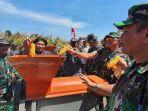 Sejumlah-prajurit-TNI-saat-menggiling-jagung-dalam-panen-rayaa.jpg
