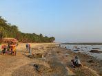 Sejumlah-wisatawan-nampak-asyik-berfoto-dengan-latar-matahari-terbenam-di-Pantai-Minajayad.jpg