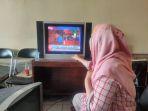 Seorang-emak-emak-bernama-Tati-saat-mengecek-ketersediaan-siaran-TV-analog-di-tvv.jpg