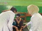 Siswa-yang-mendapatkan-penanganan-medis-akibat-keracunan-MBGF.jpg