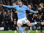 Striker-Manchester-City-Erling-Haaland-menembak-dari-titik-penaltii.jpg