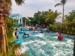 Suasana-keramaian-pengunjung-di-wisata-air-Tropikana-Waterpark-Cirebons.jpg